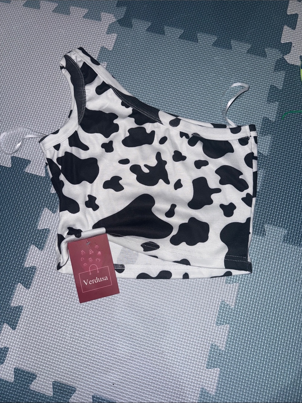 Verdusa Black & White Cow Print One-Shoulder Crop Top